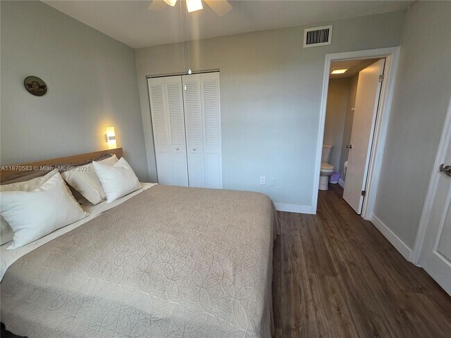 Building Photo - 9410 Poinciana Pl