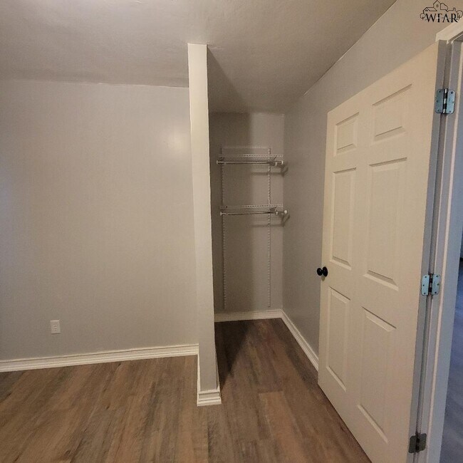 Building Photo - 4444 Phillips Dr