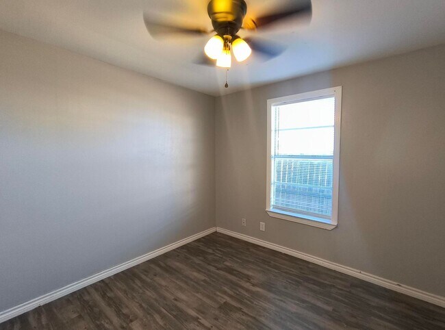 Building Photo - Remodeled 4 Bedroom Home AVAILABLE NOW!