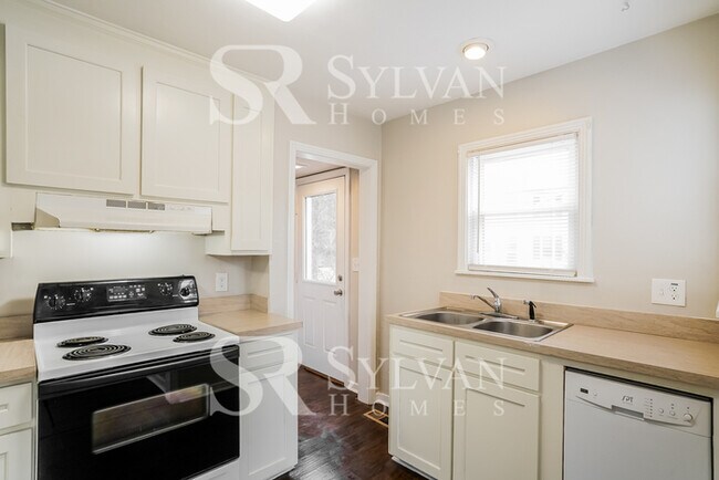 Building Photo - Lovely 3BR 1.5BA home