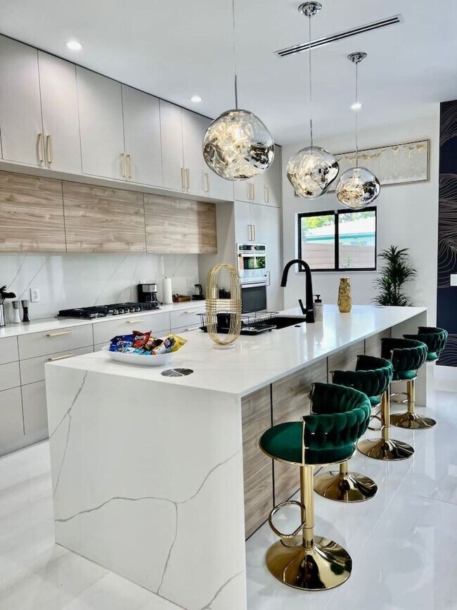 Building Photo - 547 NE 16th Ave