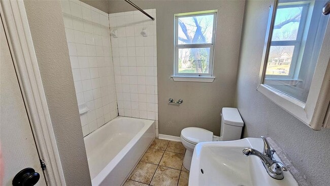 Building Photo - 919 W 6th St