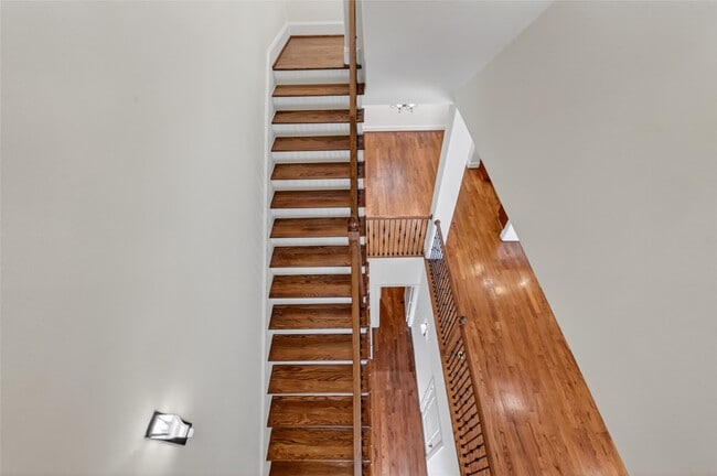 Building Photo - 5305 Lillian St