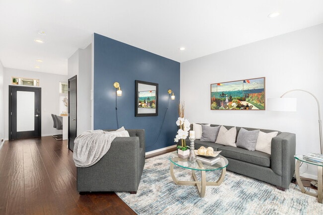 Building Photo - Spacious Judkins Park Townhouse- Parking-Lightrail