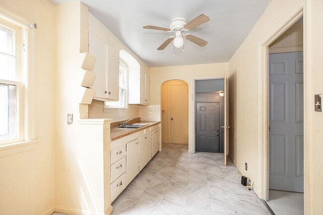 Building Photo - 2 BED 1.5  BATH BEAUTIFUL SINGLE FAMILY HO...