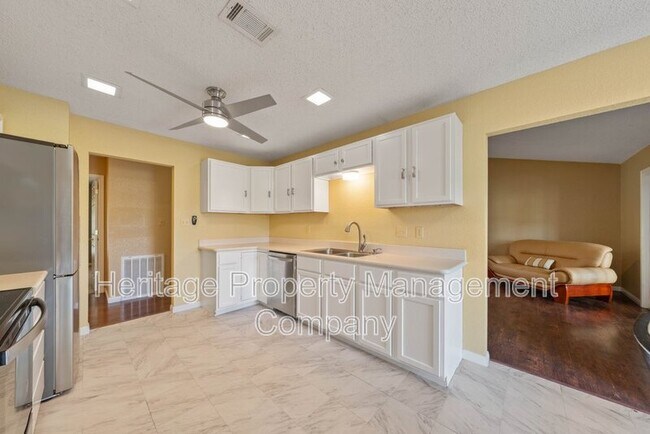 Building Photo - 1174 Mooncrest Dr