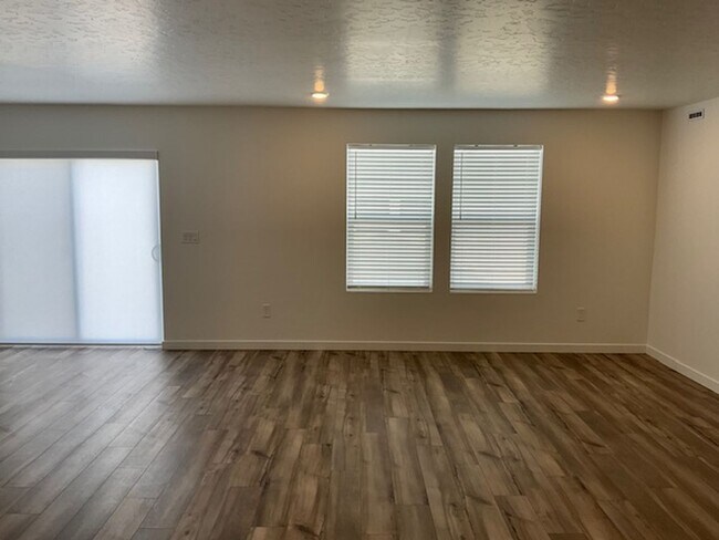Building Photo - Single Story 3 bedroom Home