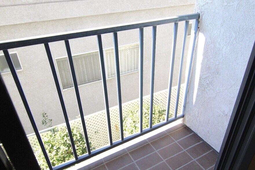 Building Photo - 4267 Beverly Glen Blvd