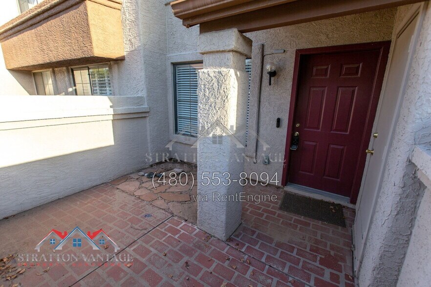 Building Photo - 818 S Westwood