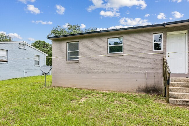 Building Photo - 3 Ellinor Ct