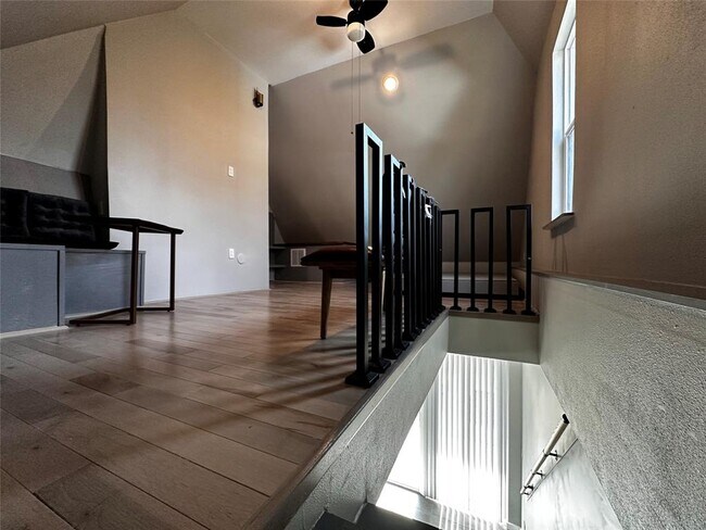 Building Photo - 914 E 39th St