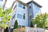 Building Photo - Modern Townhouse near Northgate