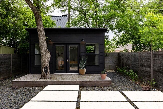 Building Photo - 1811 Justin Ln