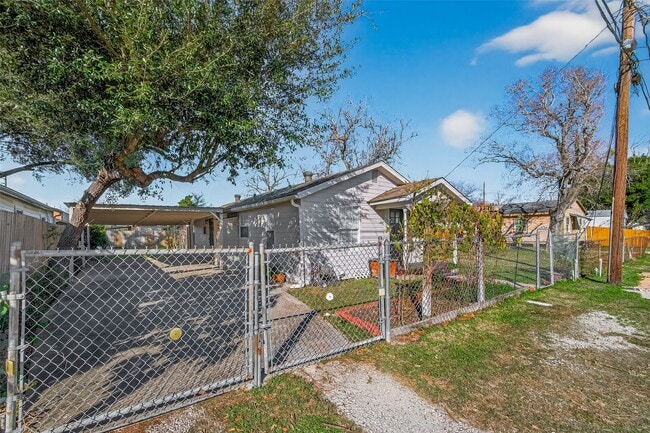 Building Photo - 705 Center St