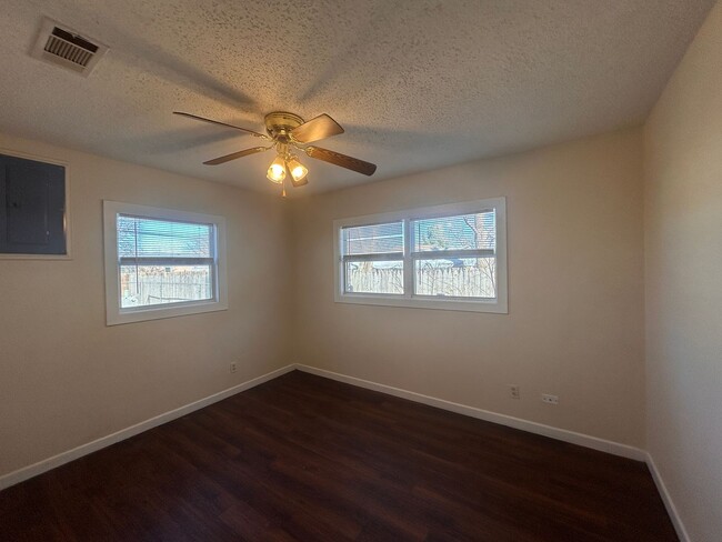 Building Photo - Remodeled 3/1 in Central Lubbock