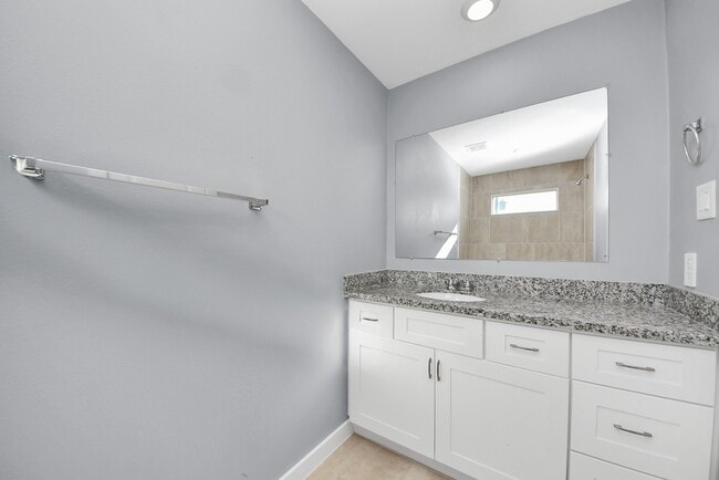 Building Photo - 618 Maple Way