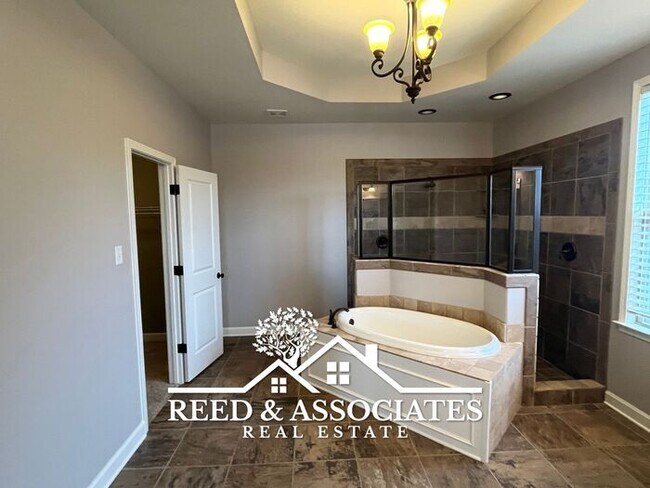Building Photo - 4 Bedroom Arlington Home with a Lakeside Lot