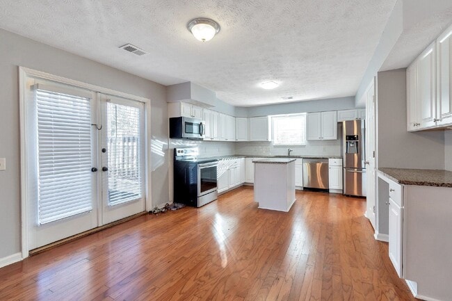 Building Photo - 4641 Hampton Chase