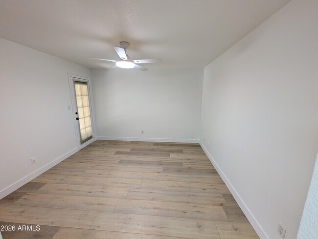 Building Photo - 1880 E Morten Ave