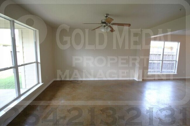 Building Photo - 4008 Cambridge Dr