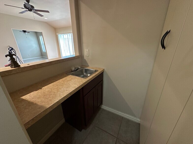 Building Photo - 3011 Lockmoor Ln