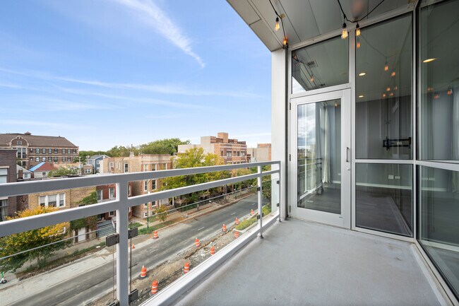 Building Photo - 1550 W Cornelia Ave