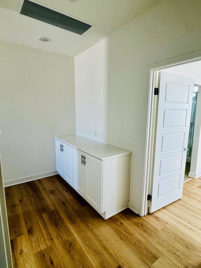 Building Photo - Gorgeous Three Bedroom Townhome For Rent in Gardena!