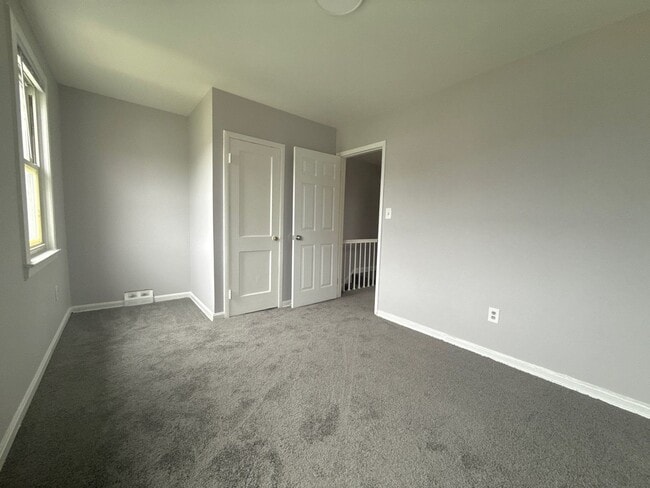 Building Photo - 556 Chalcot Square