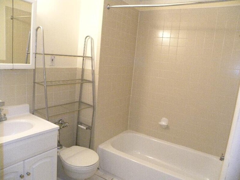 Building Photo - 879 Beacon St