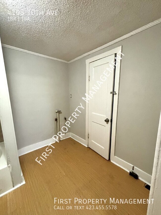 Building Photo - 1Bed/1Bath Duplex In East Lake!!