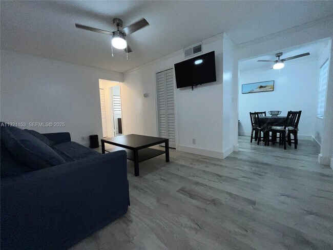 Building Photo - 326 Wilson St