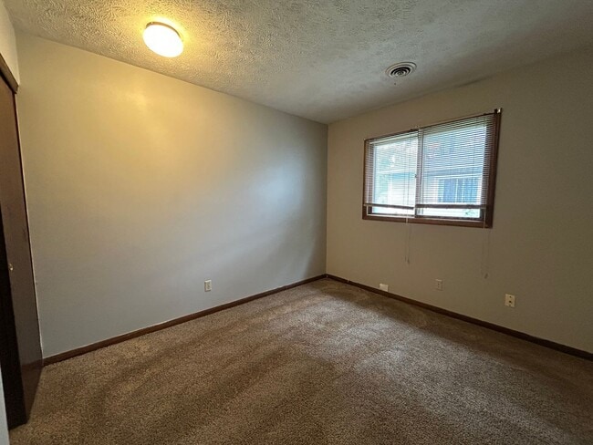 Building Photo - $300 OFF 1st MONTH'S RENT!! Spacious home ...