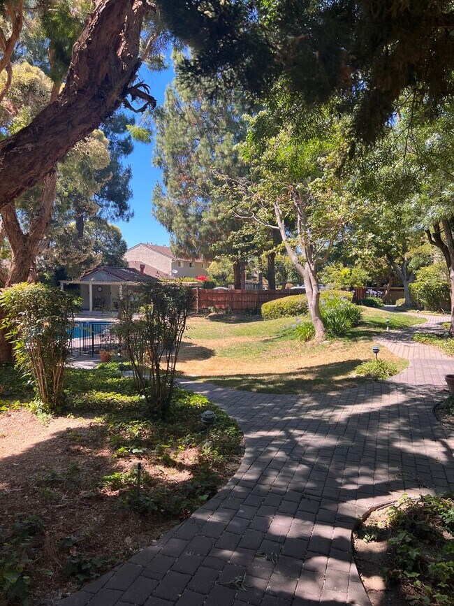 Building Photo - Spacious 2 Bedroom with Attached Garage Cl...