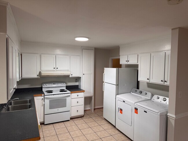 Building Photo - 409 N Glen Dr