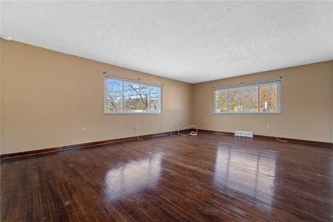 Building Photo - 1001 5th St