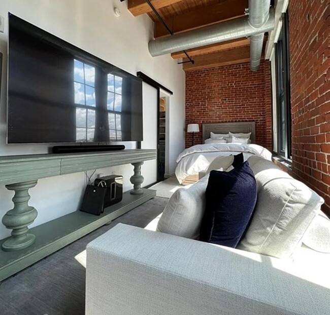 Building Photo - 319 A St