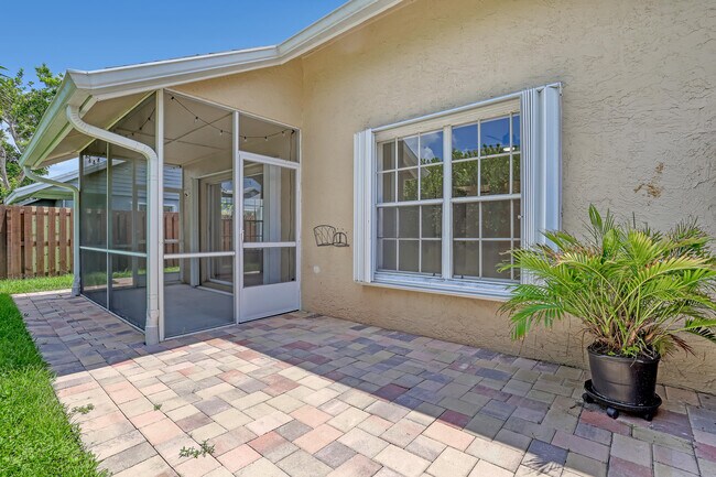 Building Photo - 935 Honeytree Ln