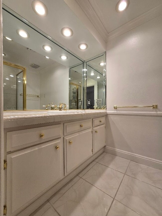 Building Photo - A Fabulous 3 Bedroom Townhome Centrally located.