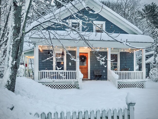 Building Photo - Charming 2 Bed 1 Bath