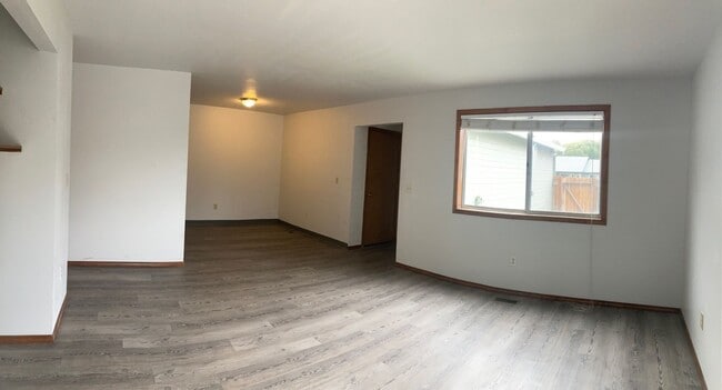 Building Photo - Duplex In Quiet Neighborhood