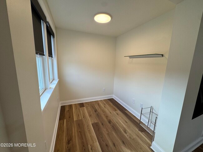 Building Photo - 307 7th Ave