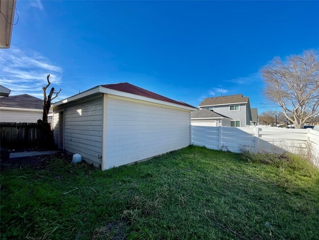 Building Photo - 6103 Settlers Square Ln