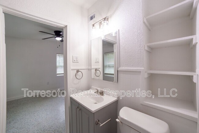 Building Photo - 823 N Trinity