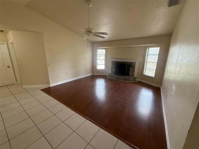 Building Photo - 1001 S Wapello St