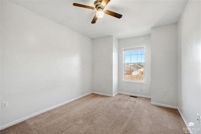 Building Photo - Charming Townhome, Prime Location, Cozy Li...