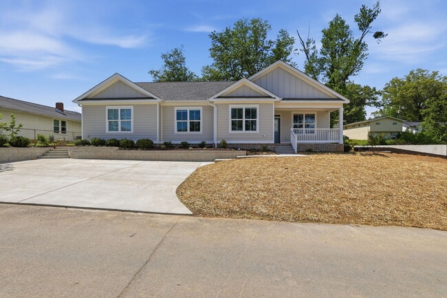 Building Photo - 705 Woodmore Ln