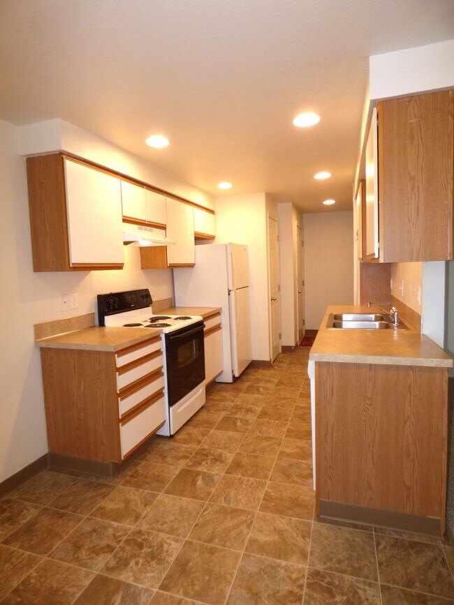 Building Photo - Rent Special: FREE June's Rent - 2 Bedroom 1 Bath Unit NE Salem!