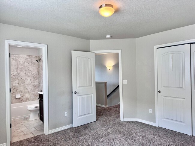 Building Photo - Beautifully Maintained Woodmoor Home Featu...