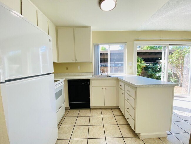 Building Photo - Condo Overlooking the American River!