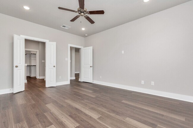 Building Photo - The Live Oak – Where Comfort Meets Conveni...